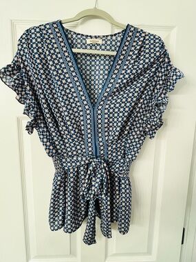 Max Studio Navy and White Geometric Print Top